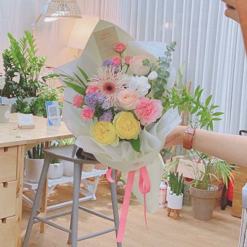 기본꽃다발 그 계절 가장 예쁜 꽃들로 제작해드립니다:)
