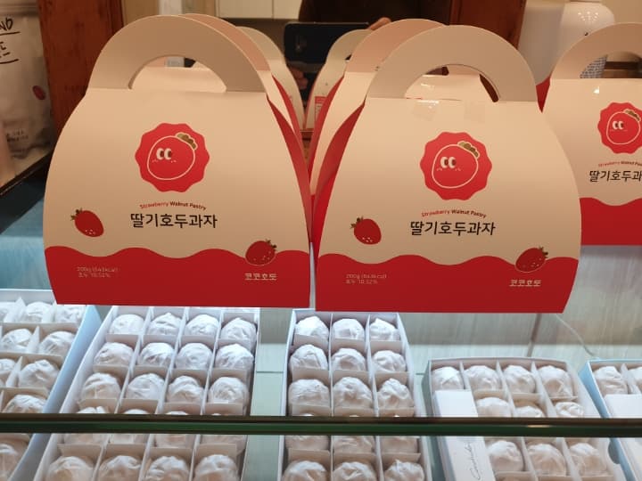 딸기앙금 호도과자입니다.
