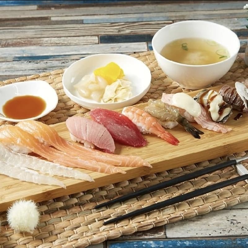 특초밥(12p) 광어 연어 개절생선 초새우 장새우 참치 갈릭소라 소고기 차돌박이